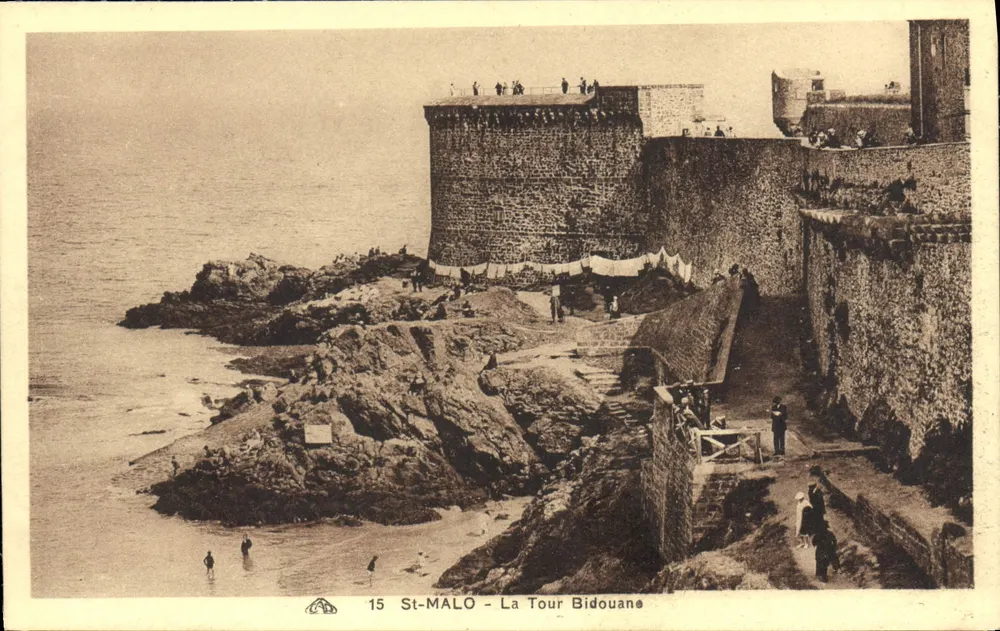 St-Malo - Torre Bidouane — vista da torre e da margem com banhistas — editor: C. Almacierno des Arts Photographiques, Strasbourg, n° 15 - Frente