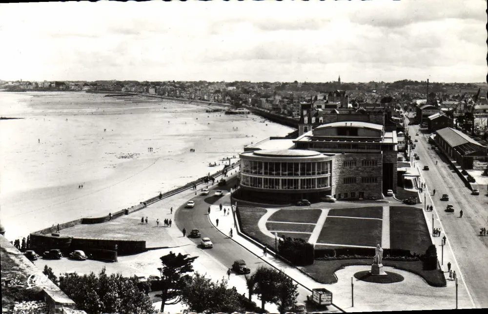 Saint-Malo — Ansicht der Corsair-Stadt und des Theaters — Real Photo - Vorderseite
