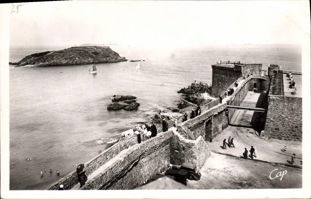 St-Malo — Die Mauern und der Große Bey — Verlag Cap - Vorderseite