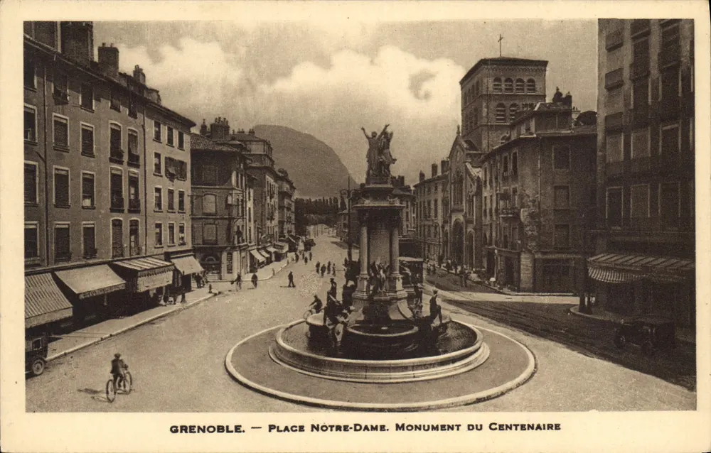 Grenoble — Place Notre-Dame. Monument des Jahrhunderts - Vorderseite