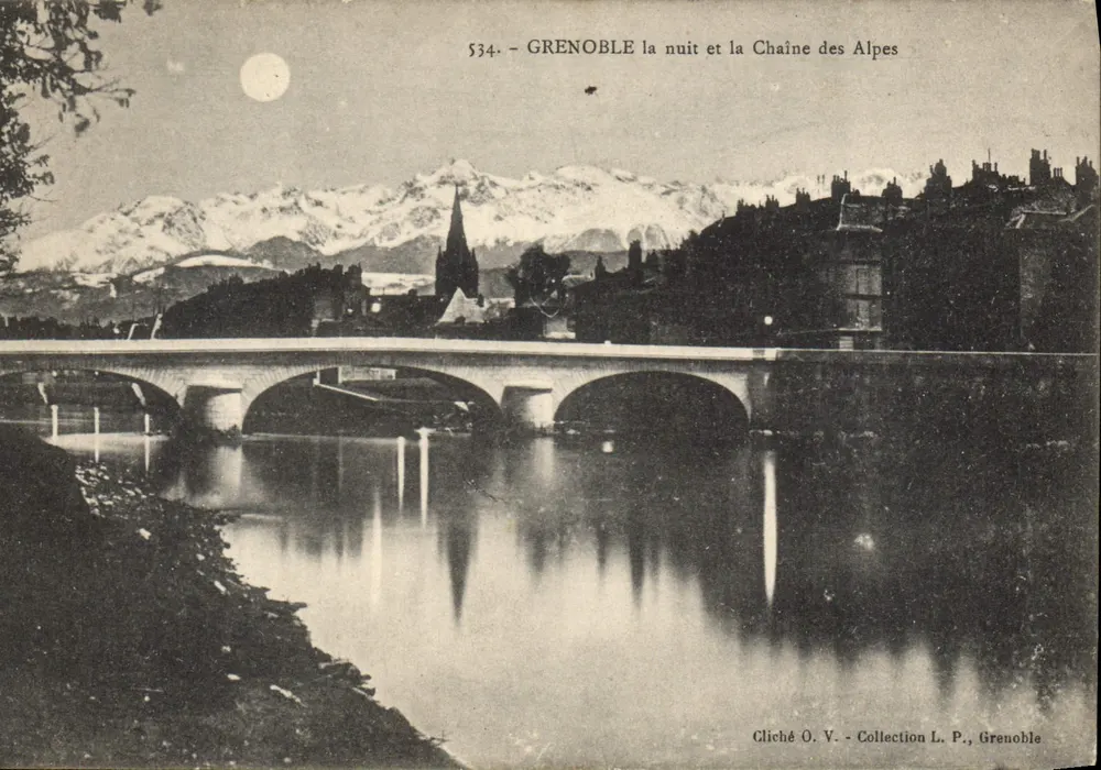 Grenoble bei Nacht und die Kette der Alpen — Cliché O.V., Sammlung L.P., Grenoble - Vorderseite