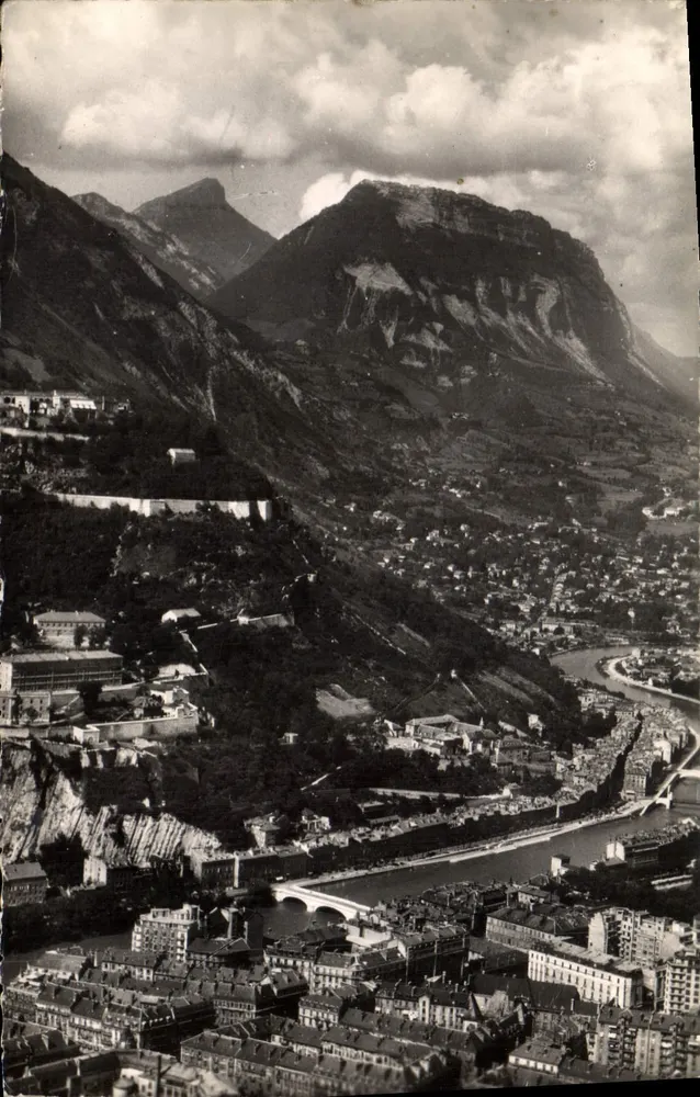 Grenoble (Isère) — Luftbild der Stadt, La Tronche und Saint-Eynard — Fotos von Chemin-Neuf, Lyon - Vorderseite