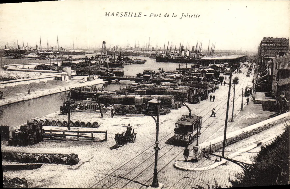 Marselha - Porto de La Joliette — vista do porto com docas e trêmio - Frente