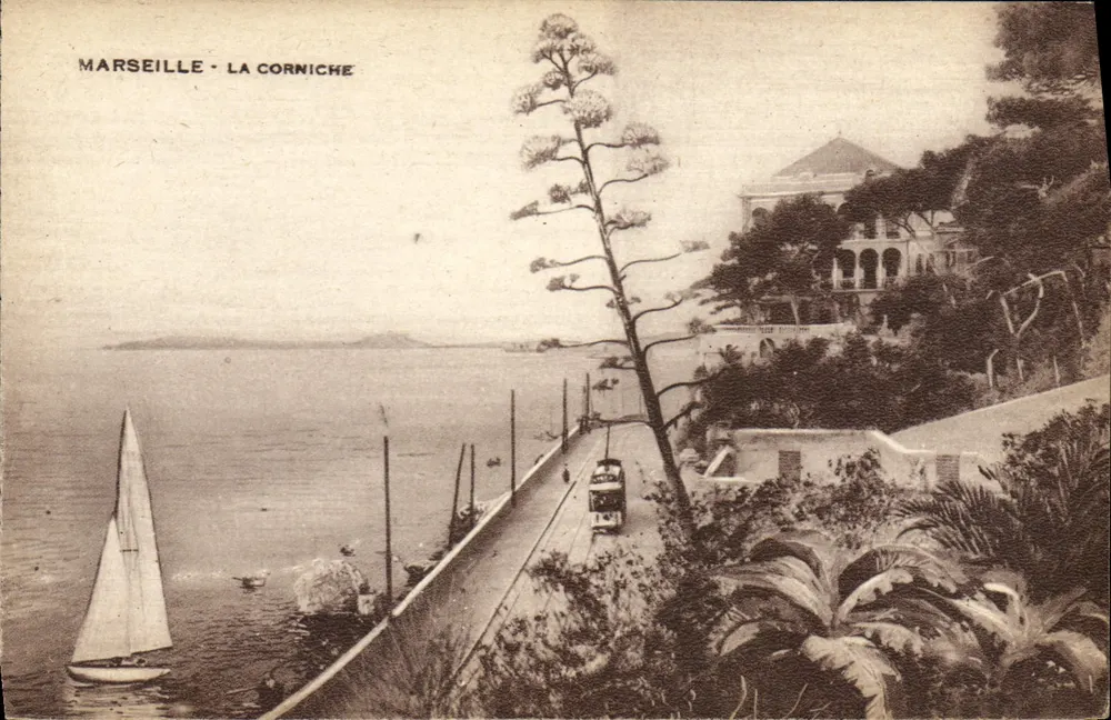 Marseille - A Corniche — vista da promenade com um trem e um veleiro — editor não identificado - Frente