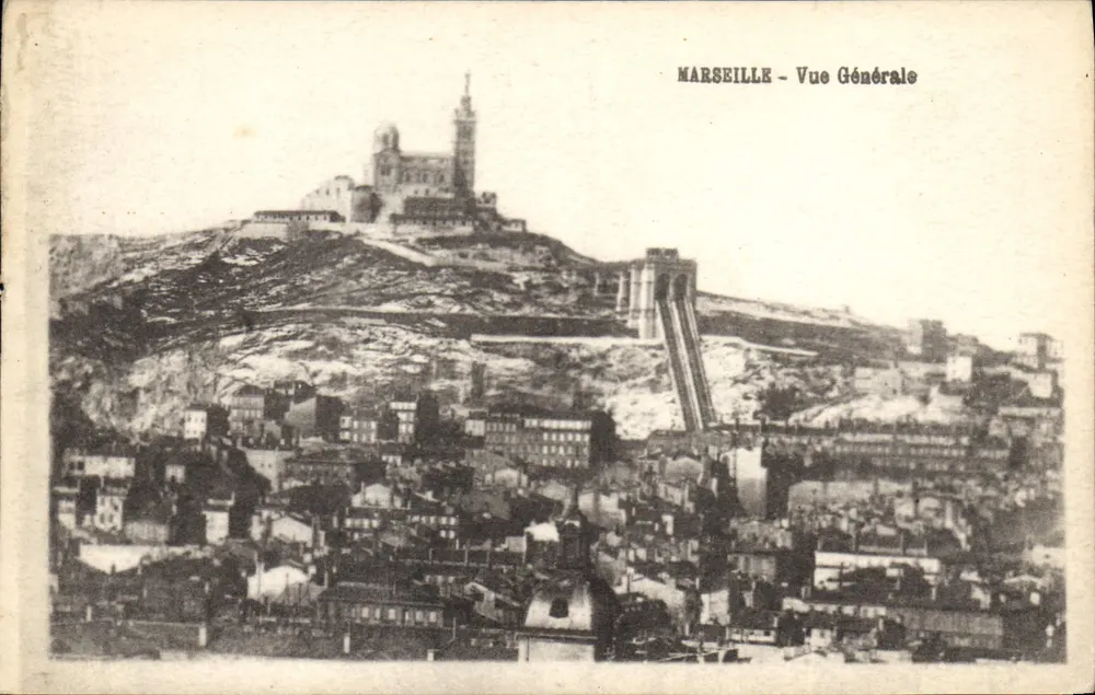 Marselha - Vista Geral — vista panorâmica com a Basílica Nossa Senhora da Garoupe e o viaduto da linha ferroviária - Frente