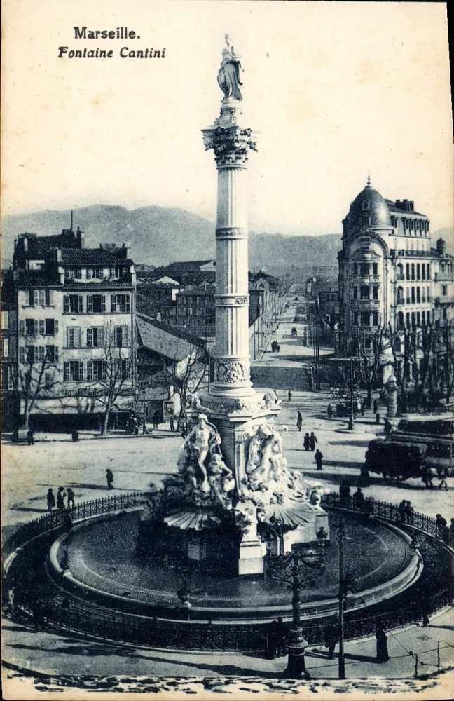 Marselha. Fontaine Cantini — vista da praça com coluna e esculturas — editor não visível - Frente
