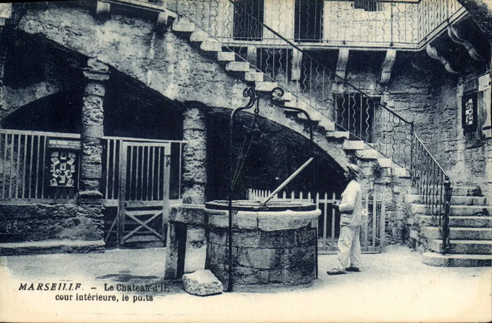 Marselha - O Castelo de If, pátio interno, o poço - Frente