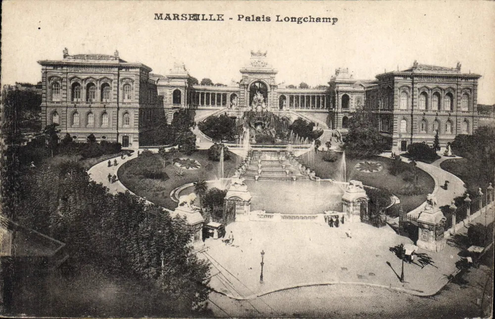 MARSEILLE - Palais Longchamp — vue du jardin avec fontaine et bâtiments - Frente