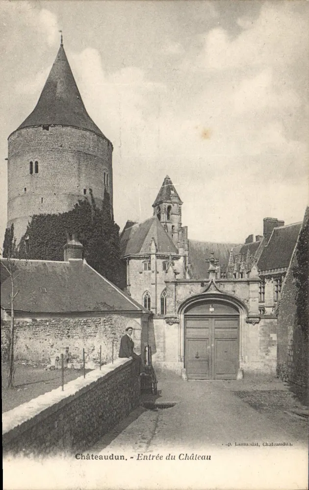 Châteaudun - Entrada do Castelo — P. Laussadat, Châteaudun - Frente