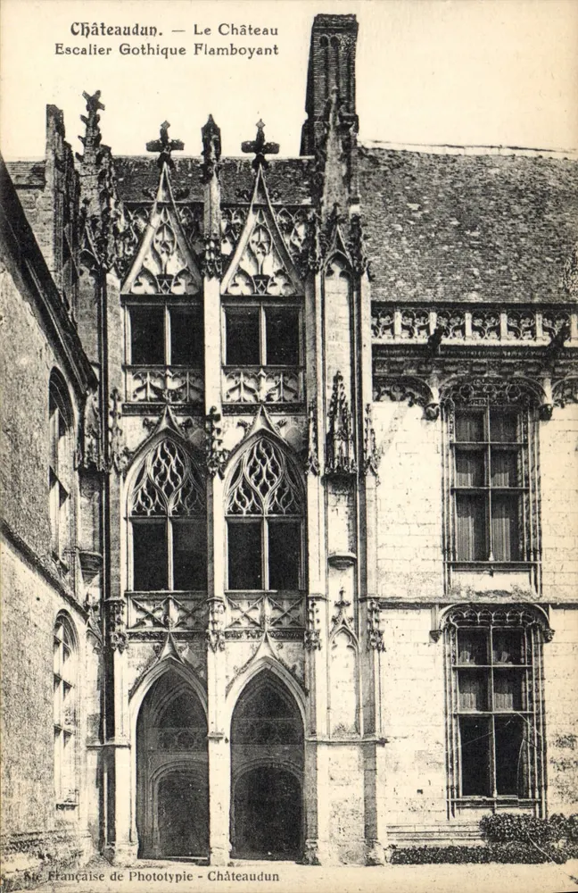 Châteaudun — Ansicht des Schlosses Châteaudun mit Flamboyant-Gothischem Treppenaufgang — Sie Française de Phototypie - Châteaudun - Vorderseite