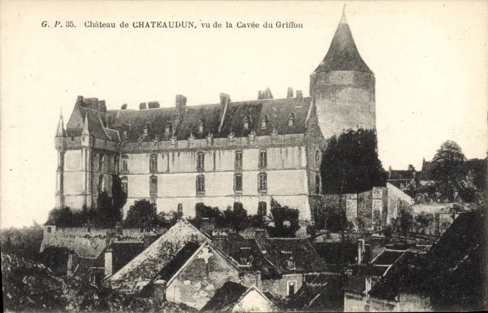 Castelo de CHATEAUDUN, visto da Cavée du Griffon — G. P. 35 — editor G. P. - Frente