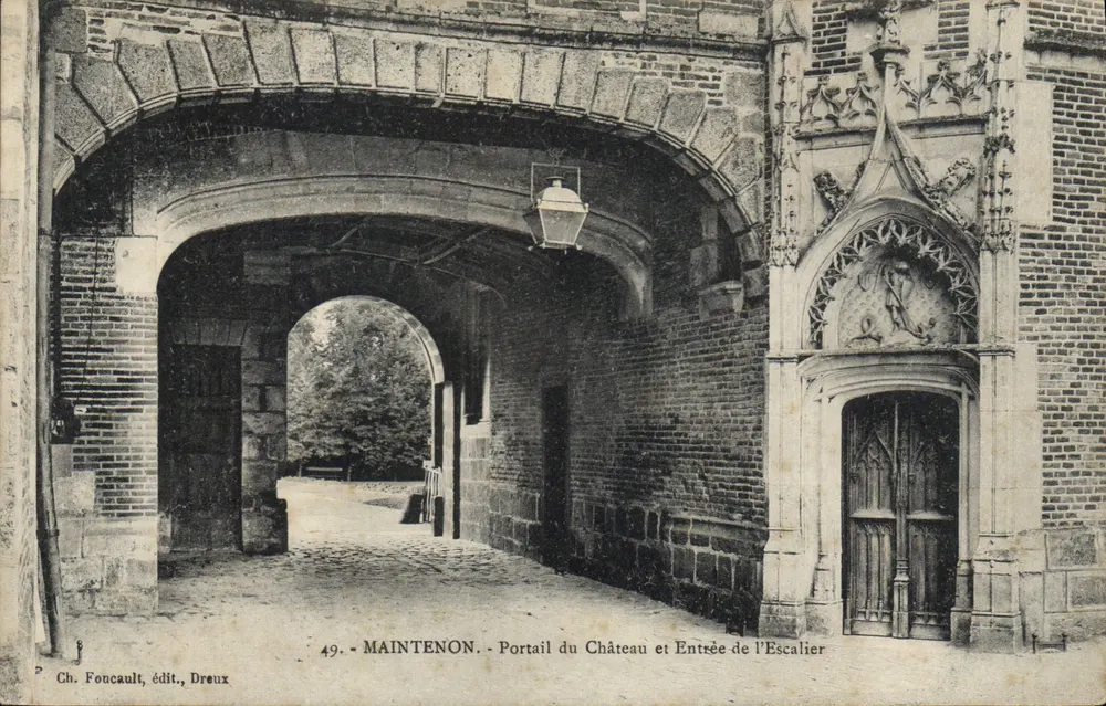 Maintenon — Portal des Schlosses und Eingang zur Treppe — Ch. Foncault, Verleger, Dreux, Nr. 49 - Vorderseite