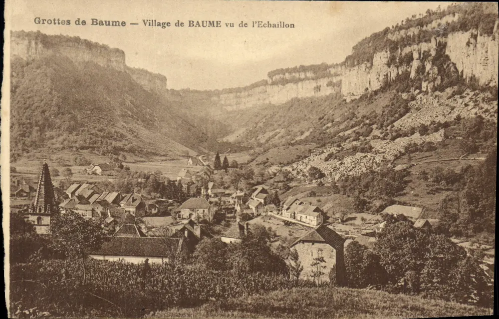 Baume-Höhlen — Dorf BAUME von der Echaillon aus gesehen — Baume-Höhlen - les-Messeurs, Jura - Vorderseite