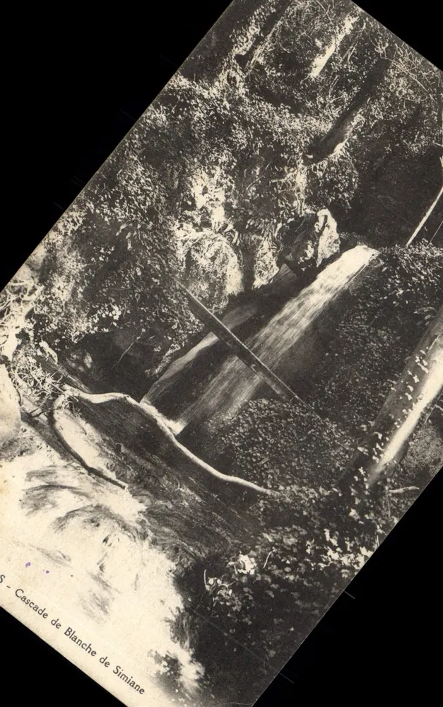 Cachoeira de Blanche de Simiâne — vista da cachoeira em um cenário florestal — editor não identificado - Frente