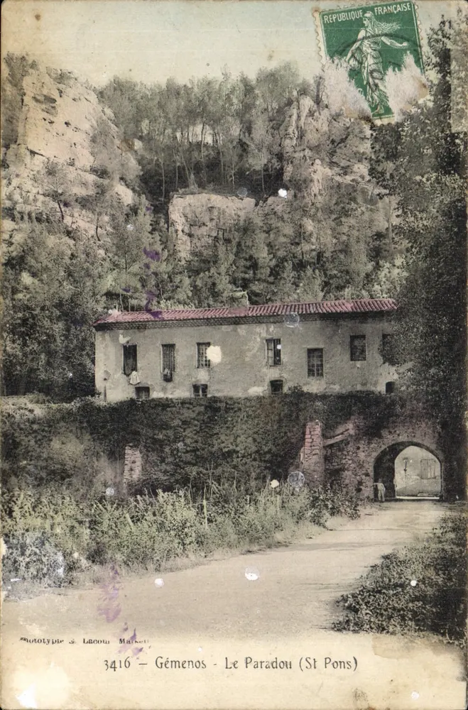 Gémenos - Le Paradou (St Pons) — maison au bord d'un pont en pierre, avec falaises boisées en arrière-plan — Phototype & Lacouu Marcel, n° 3416 - Frente