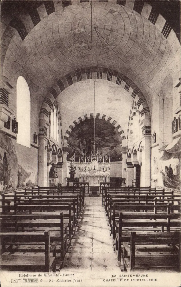 Chapelle de l'Hôtellerie — Intérieur de la chapelle avec un cadran solaire au plafond — Hôtellerie de la Sainte-Baume, St-Zacharie (Var) - Frente