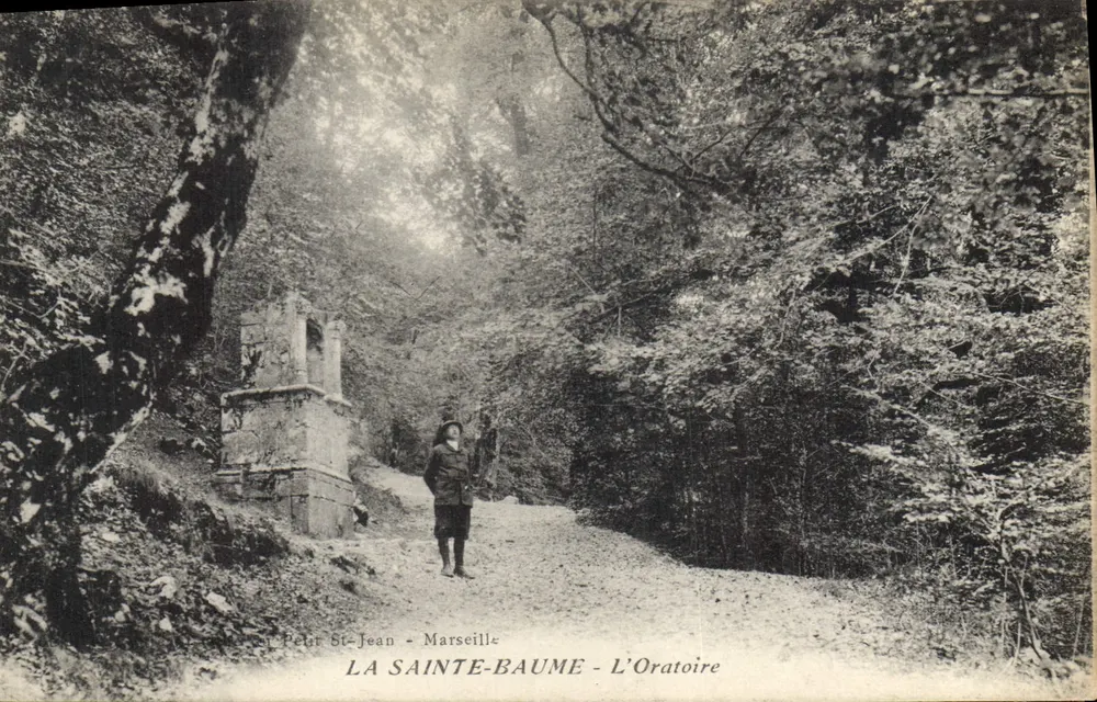 La Sainte-Baume - O Oratório — vista de um caminho florestal com um oratório e uma pessoa — editor não identificado - Frente