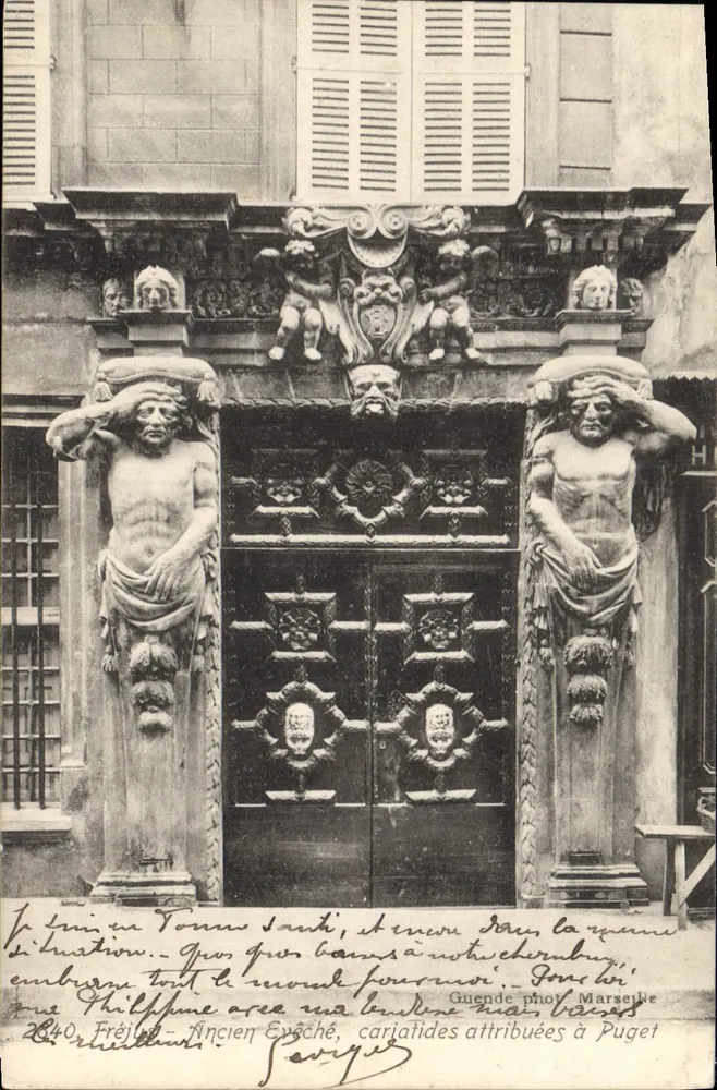 Puerta del antiguo obispado de Fréjus — esculturas de querubines y estatuas de torso — Guinde fot. Marsella - Anverso