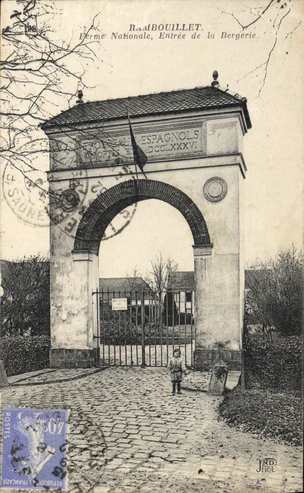 Rambouillet — Eingang zur Bergerie, Nationale Farm — ESPAGNOLS & Fot. Ramboillet - Vorderseite