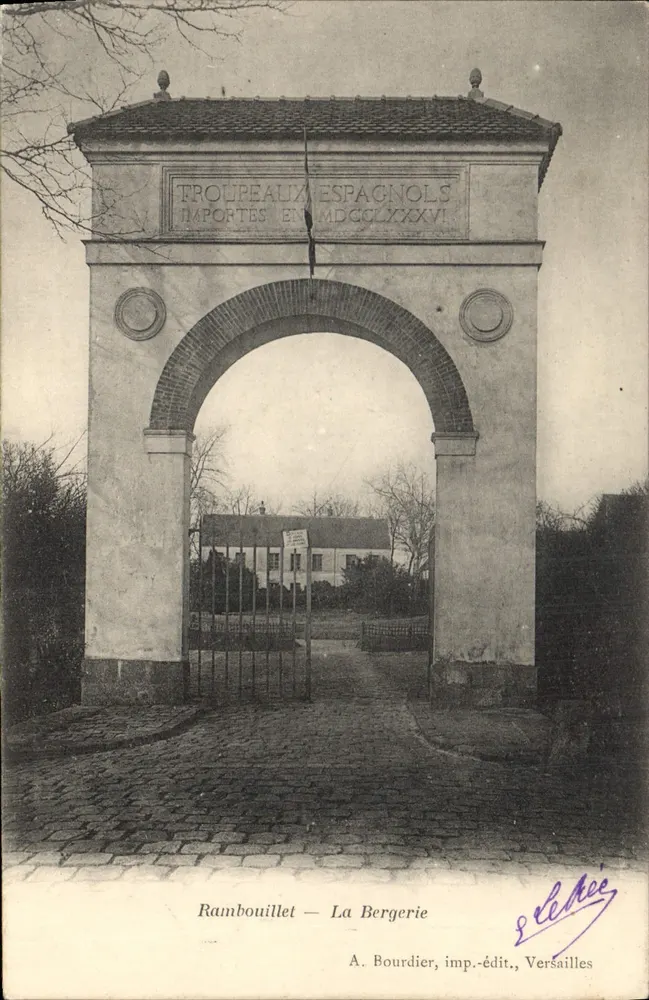 Rambouillet — La Bergerie — Arche commémorative des troupes espagnoles - Frente