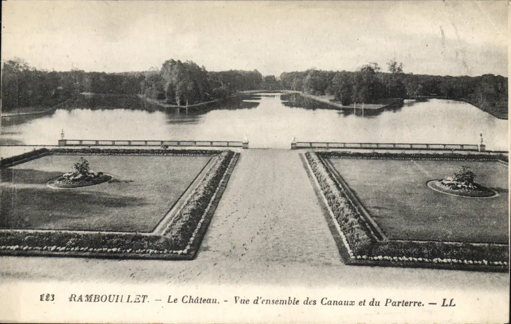 Rambouillet - Das Schloss - Übersicht der Kanäle und des Parterres — LL - Vorderseite