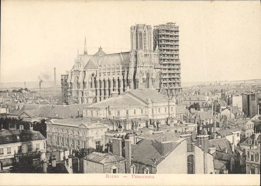 Reims — Panorama — Catedral em restauração - Frente