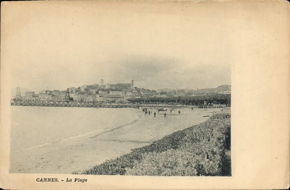 CANNES - A Praia — vista da costa com passeio e edifícios — editor não identificado, n° de série 440 - Frente