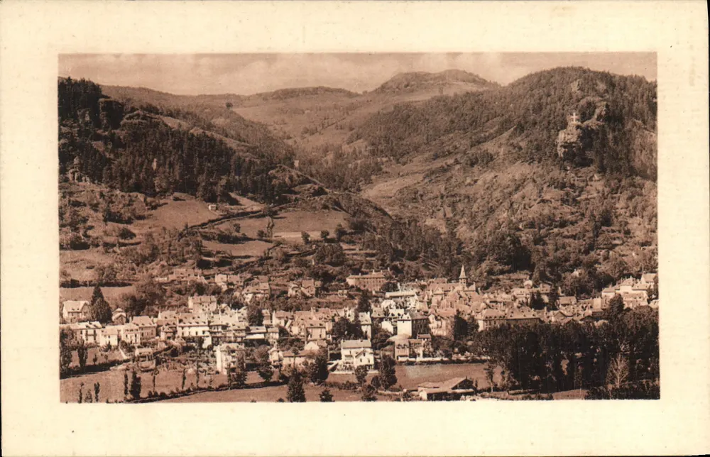 Vic-sur-Cère — vista panorâmica do vilarejo e das montanhas ao redor — editor Lévy e Neurden, Paris - Frente