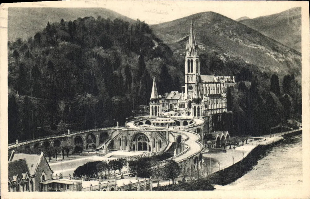 Lourdes — Vista geral sobre a Basílica — Edição P. D. Lourdes - Frente