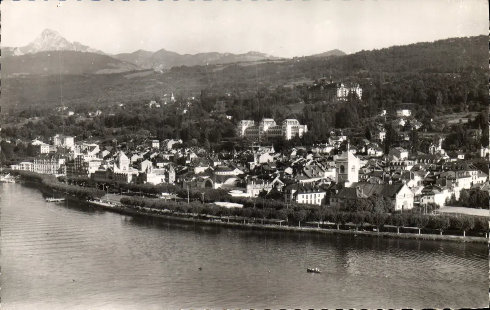 Évian-les-Bains — vista panorâmica do lago e das montanhas — Editor: Turismo Évian-les-Bains - Frente