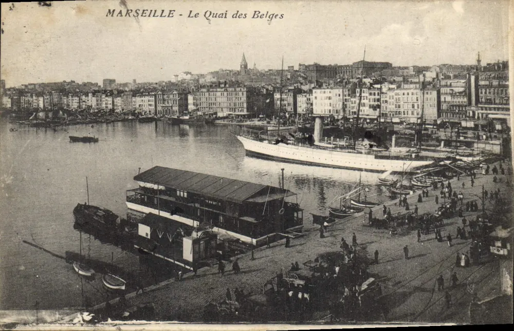 Marselha - O Quai dos Belgas — vista portuária com navio e quai animado - Frente