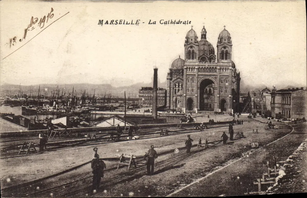 Marselha - A Catedral — visão do porto e da catedral, editor não identificado - Frente