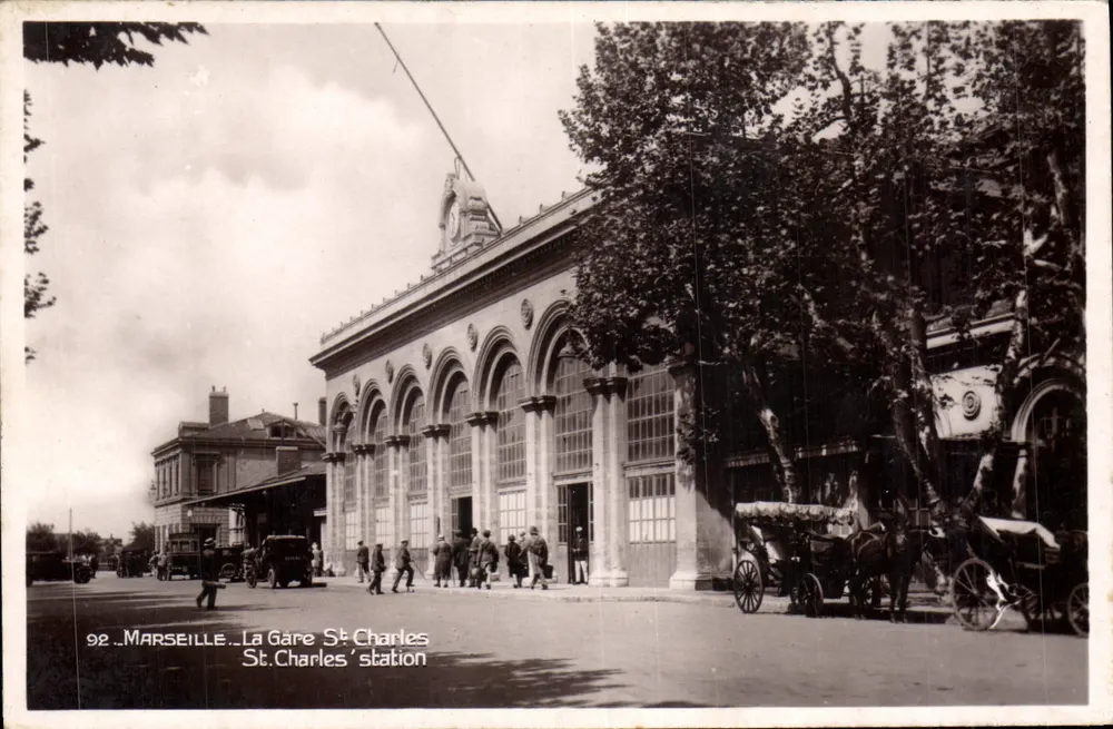 Marseille — A Estação Saint-Charles — estação - Frente