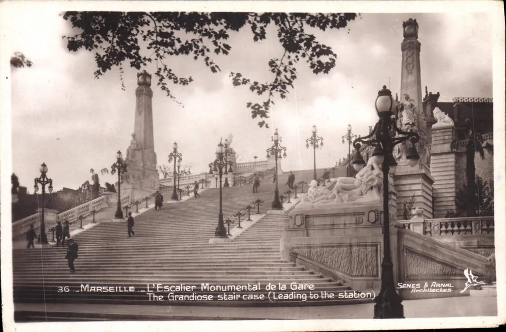 Marseille — Der monumentale Treppenaufgang der Station — Sénes & Arnal Architekten - Vorderseite