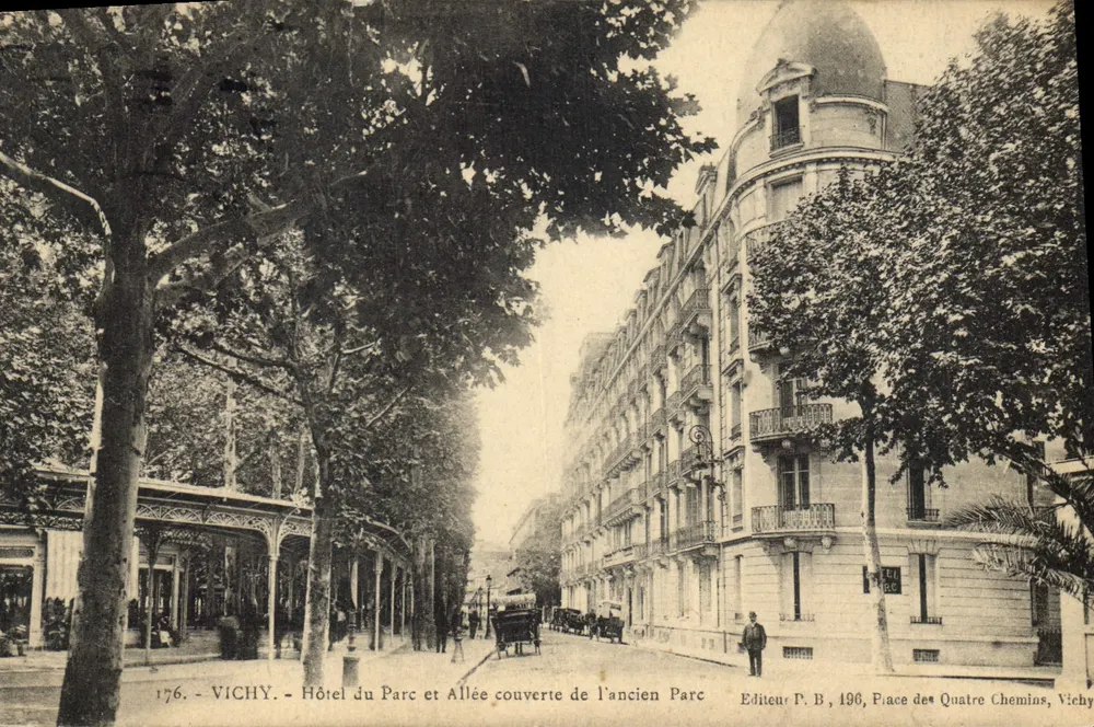 Vichy - Hotel du Parc und überdachte Allee des alten Parks — Verleger P. B, 1906, Place des Quatre Chemins, Vichy - Vorderseite
