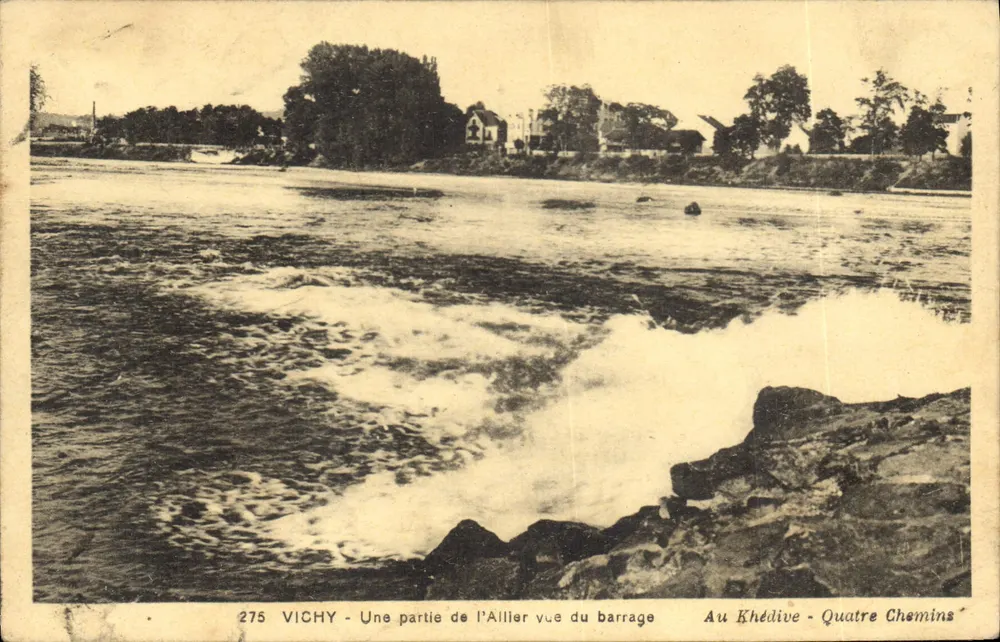 Vichy — Teil des Flusses Allier aus Sicht des Staudamms — Au Khédive - Vier Wege - Vorderseite