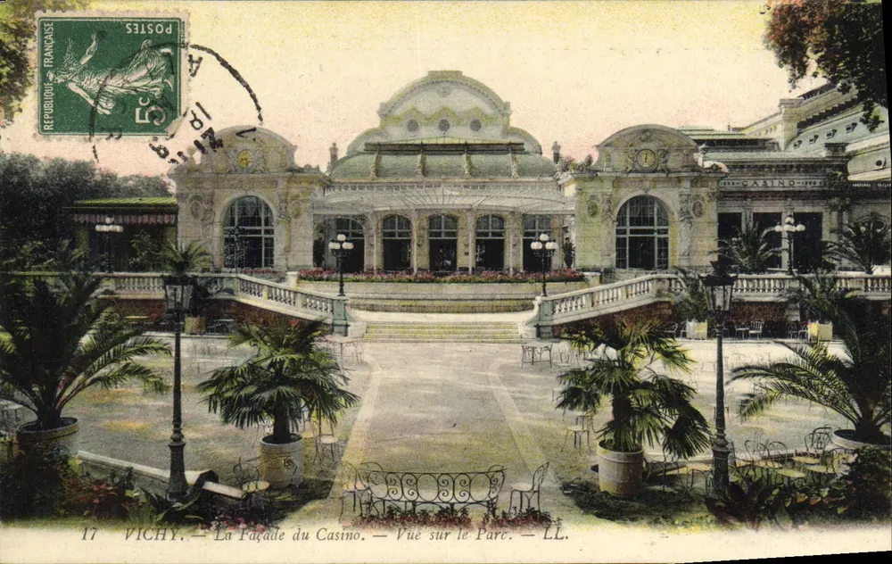 Vichy — Die Fassade des Kasinos — Blick auf den Park — LL. - Vorderseite