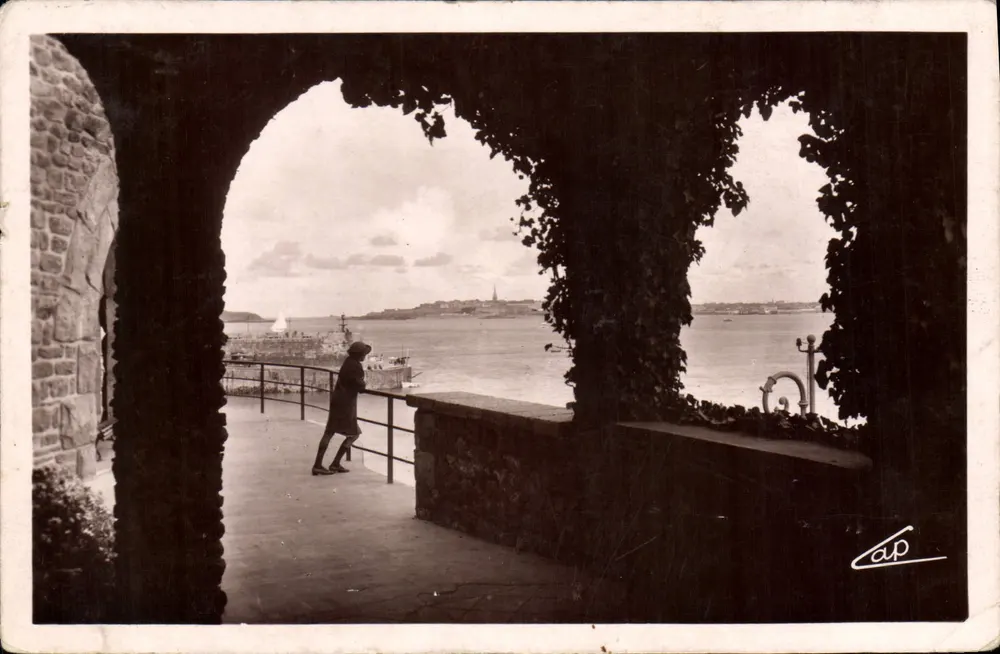 Dinard — Blick vom Terrassen des Musée de la Mer in Richtung St-Malo — Real-Photo C.P. Straßburg - Vorderseite