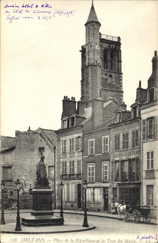 Orléans — Place de la République und die Turm des Museums — Verleger R. Pinturic - Vorderseite