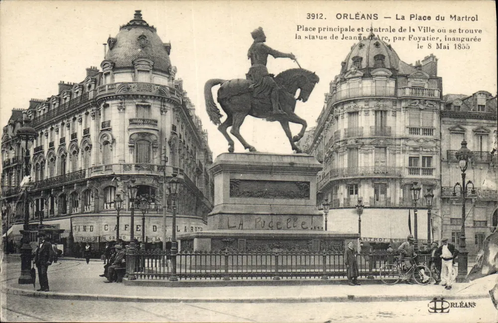 Orléans — A Praça do Martrol — estátua de Joana d'Arc por Foyatier, inaugurada em 8 de maio de 1855 - Frente