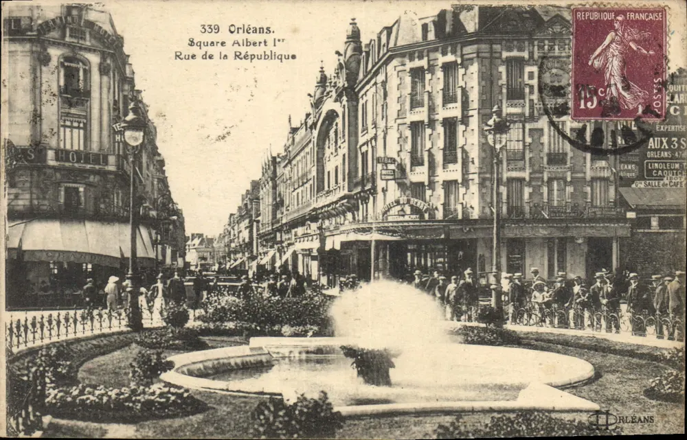 Praça Albert 1º — Rua da República — Orléans - Frente