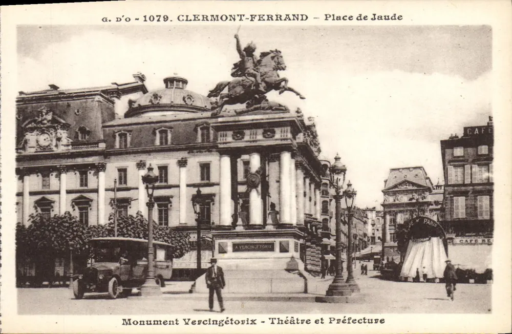 Clermont-Ferrand — Place de Jaude — Denkmal Vercingétorix, Theater und Präfektur - Vorderseite