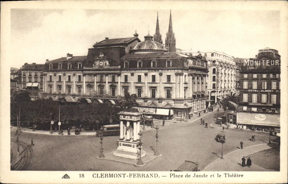 Clermont-Ferrand — Place de Jaude und das Theater - Vorderseite