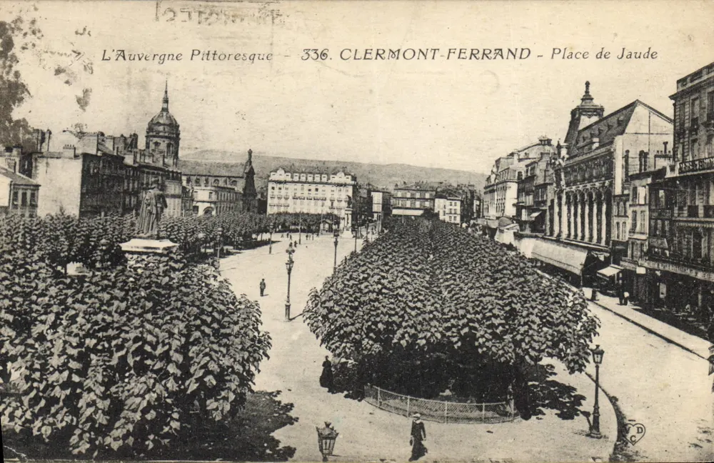 Clermont-Ferrand — Place de Jaude — L'Auvergne Pittoresque, n°336 - Frente