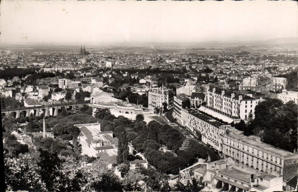 Vista geral de Royat e Clermont-Ferrand — Éditions du Globe — n°9 - Frente