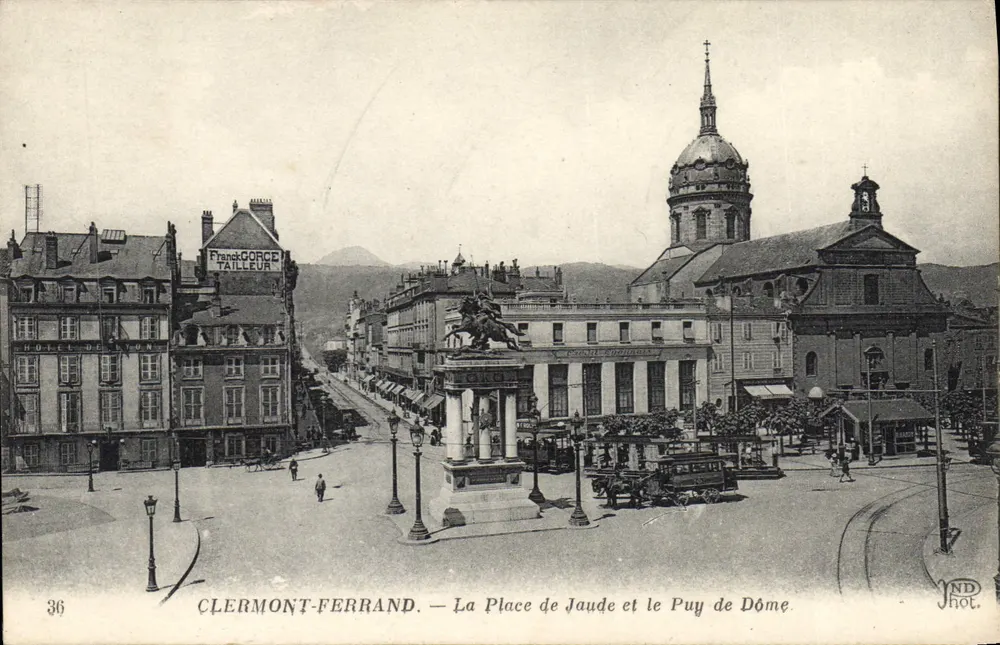 Clermont-Ferrand — Die Place de Jaude und der Puy de Dôme - Vorderseite