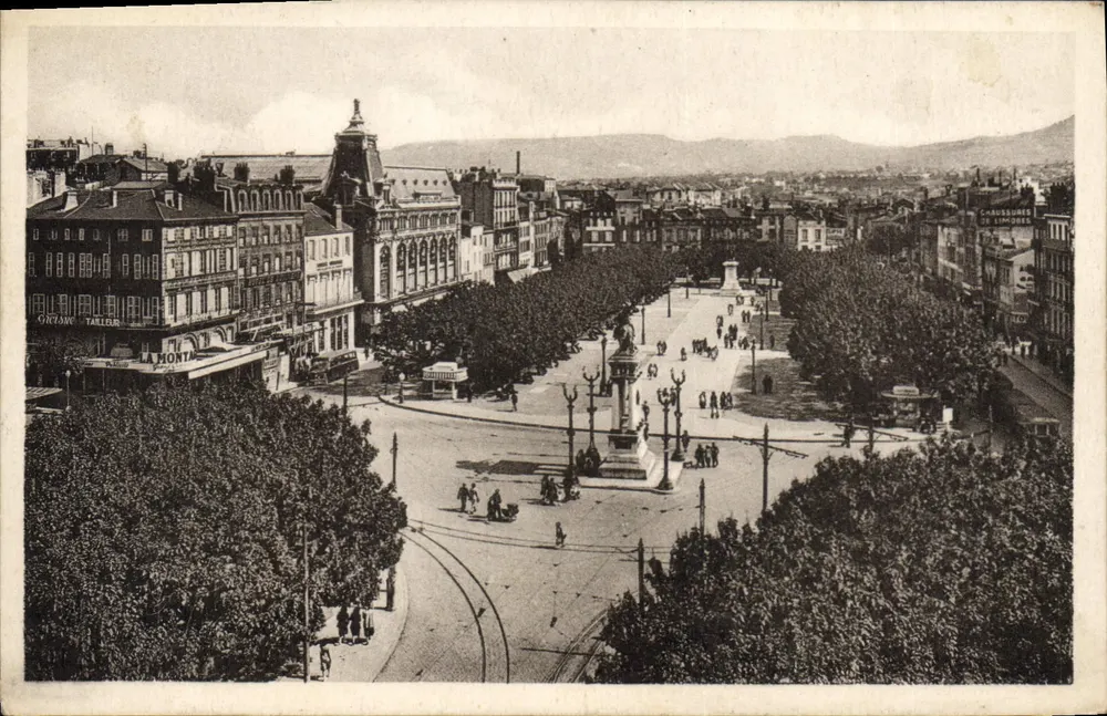 Place de Jaude — Clermont-Ferrand — CH des Arts, Paris - Frente