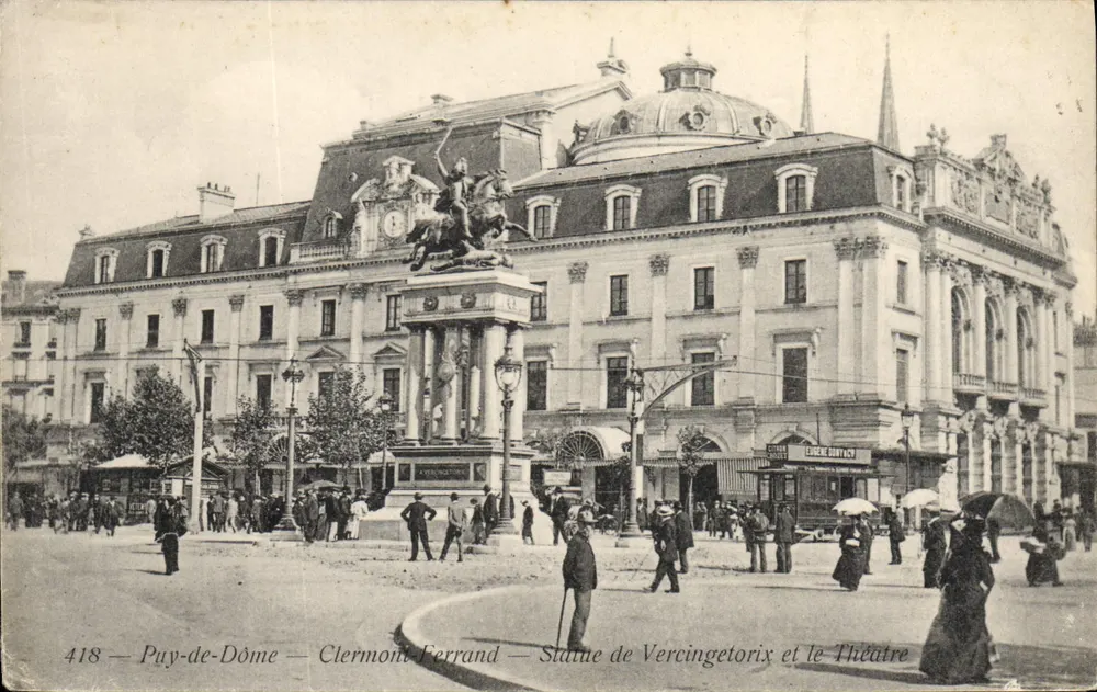 Statue von Vercingetorix und das Theater — Clermont-Ferrand — Puy-de-Dôme - Vorderseite