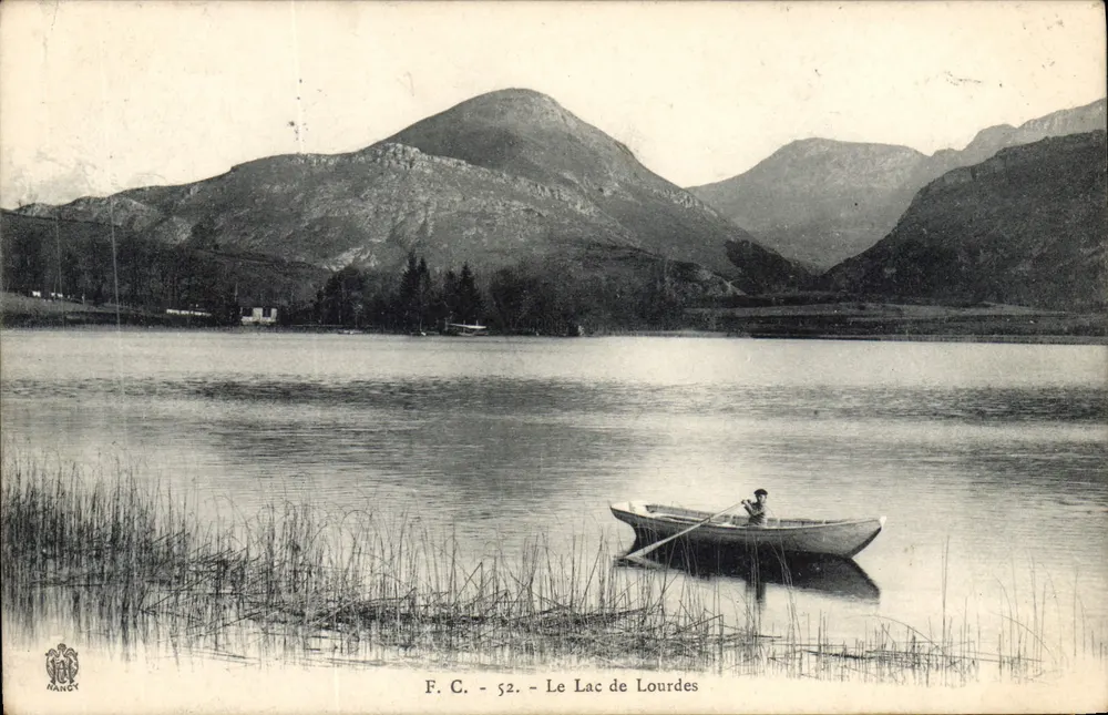 O Lago de Lourdes — vista do lago com um barco e montanhas em segundo plano — F. C. - 52 - Nancy - Frente