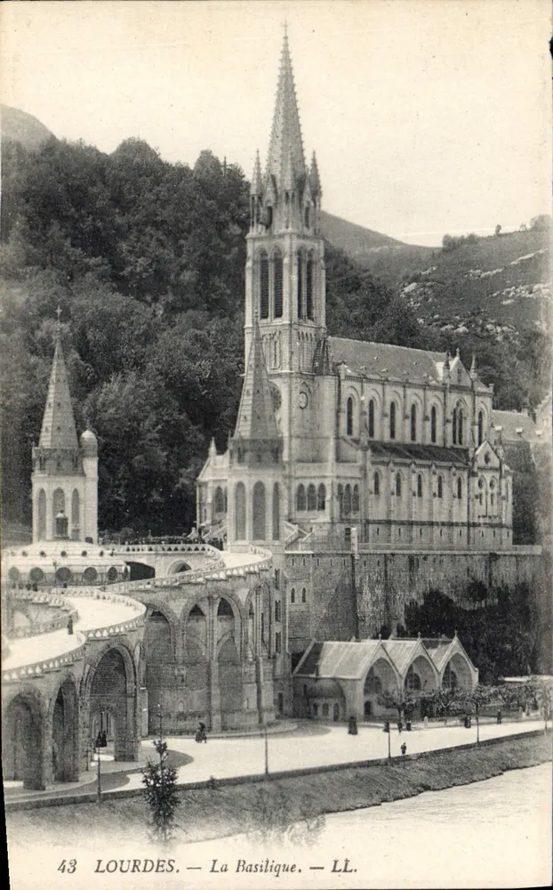 Lourdes — A Basílica — LL. - Frente